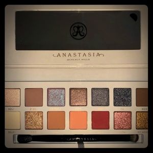 FREE GWP ABH Carli Bybel Palette